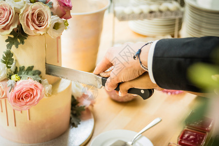 婚礼仪式切结婚蛋糕特写图片