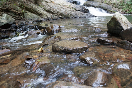 丛林级联速度从山上流下来的瀑布从山上流下来的溪总有一个小石瀑布图片
