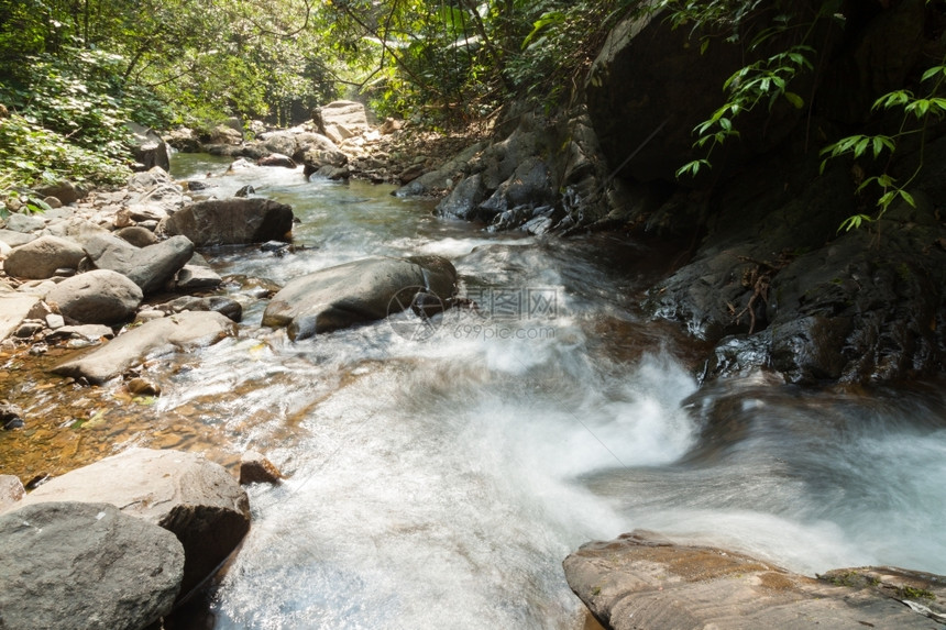 结石流动的美丽从山上流下来的瀑布从山上流下来的溪总有一个小石瀑布图片