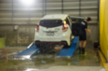 汽车护理中工人洗车时的模糊不清情况灰尘打蜡抽象的图片