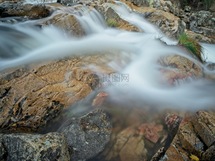 模糊长期于河水瀑布通过岩石流壮观世界图片