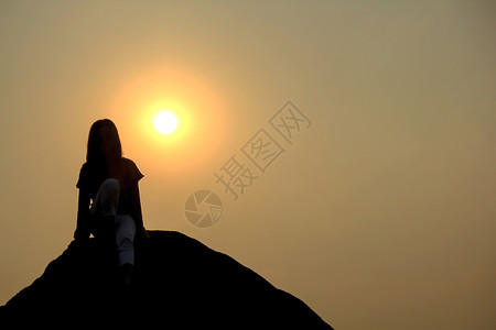 泰国女坐在岩石上的女人休眠孩图片