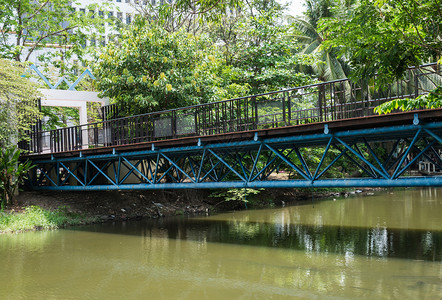 镇美丽的地标穿越城市公园运河的现代钢架桥口图片