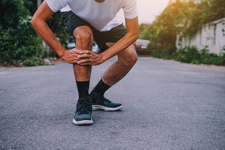 男子在慢跑时膝部疼痛盖肌肉脚丫子图片
