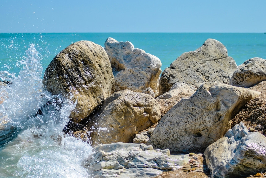 海浪用泡沫在悬崖上坠落自然水图片