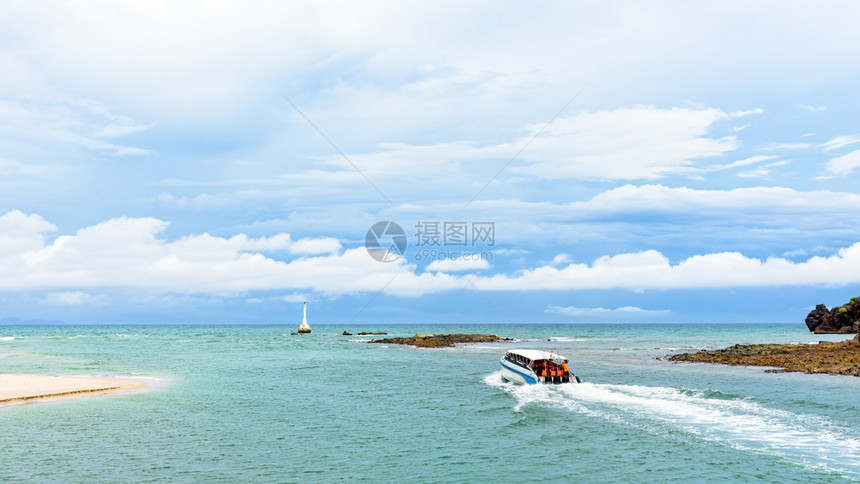 闲暇乘着海上游客的高速船正在离开塔鲁陶岛海岸夏季在太渡公园TarutaoNationalPark是泰国佐敦的一个著名景点非常美丽图片