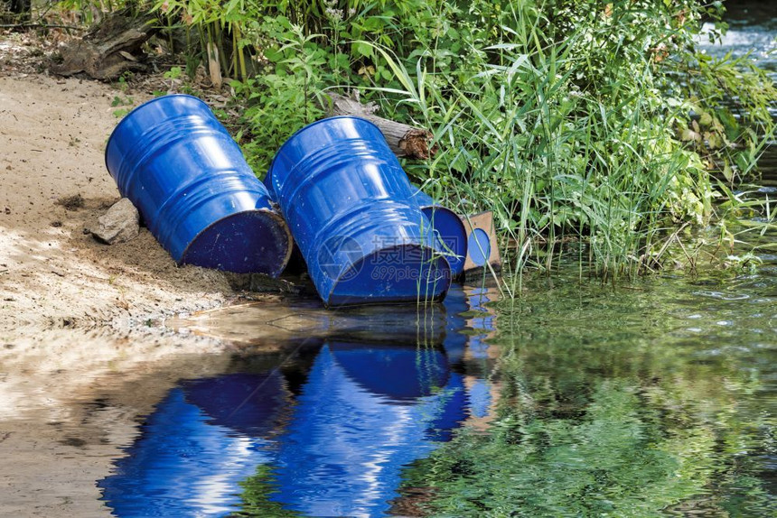 中毒进入倾弃的蓝色油桶对水造成污染将废物扔入河中把蓝色油桶扔进河中使水受到污染的越来多并由此流入河行业图片