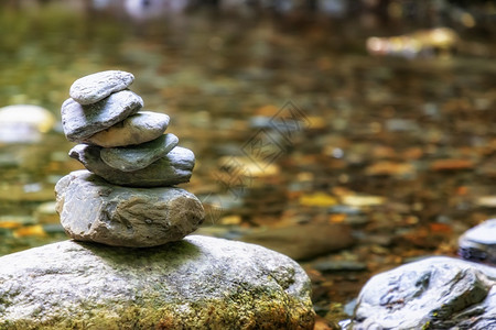 冥想平衡来自河流石头的碎片清静地堆概念模糊的背景自然卵石图片
