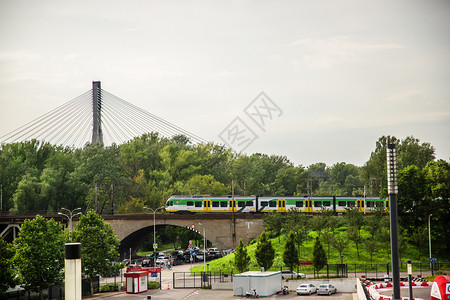 机车晚上河桥的特快列车桥上的特快列车拱图片