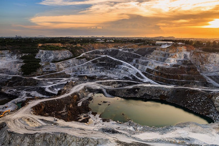 金属矿业开阔的采石场阳光明媚天空多云中观光工业自然图片