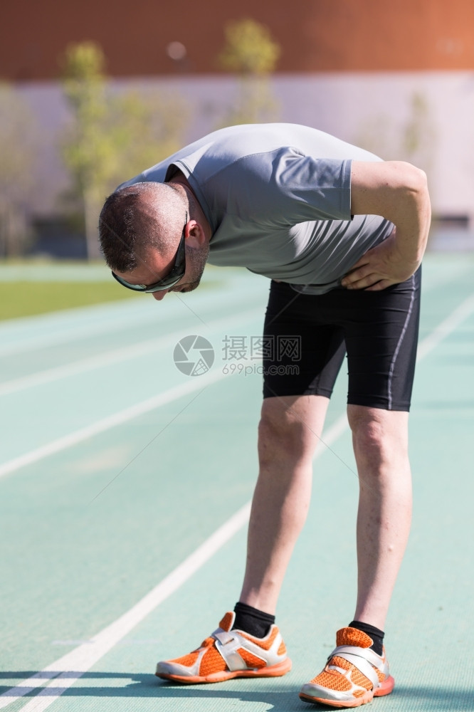 体育运动员看到后疲劳地长途跋涉慢跑者痛重量图片