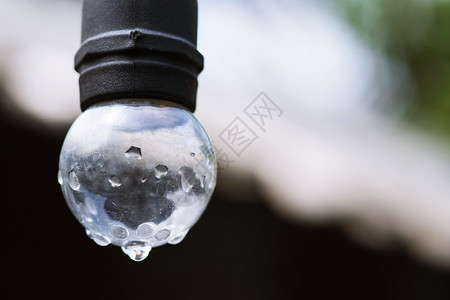 水滴雨从轻散的光下落建造降低抽象的图片