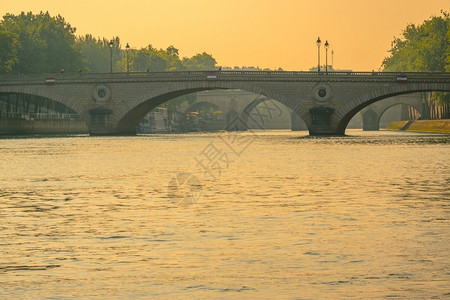 法国石桥在巴黎塞纳河和金日落色和巴黎大桥上架起法国石旅游晚上巴黎人图片
