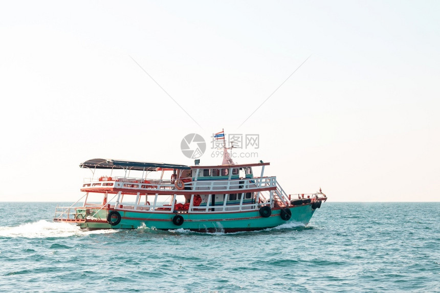 闲暇快乐的一艘船将游客带到泰国海中的一座岛屿上带来图片