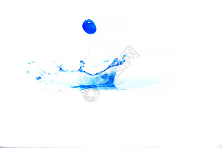 冷冻王冠自然蓝水在白色背景下喷洒照片来自蓝色水上喷洒图片