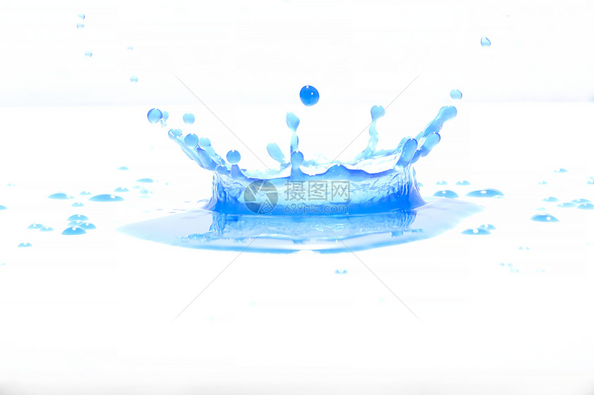 清除蓝水在白色背景下喷洒照片来自蓝色水上喷洒冷冻圆圈图片