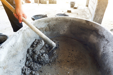 专业的桶人工混合水泥迫击用于建筑湿的图片