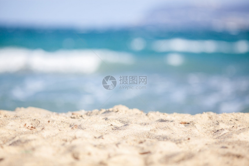 关闭在白色的沙子和海浪旅行背景支撑天贝壳图片