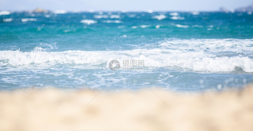 放松关闭在白色的沙子和海浪旅行背景美丽自然图片