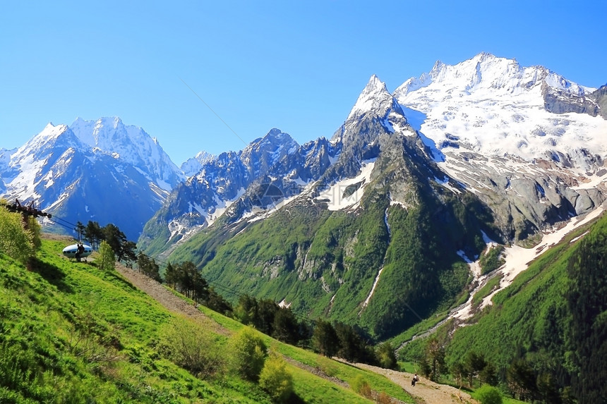 俄罗斯高加索山脉的美丽风景图象与高加索山脉的相貌冰冷结石图片