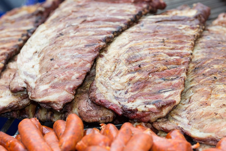 烤肉和香肠在栅栏上白色的木炭户外图片
