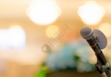 在讲台上的麦克手在大会堂厅进行公开演讲或话的露台式机上Mic为活动阶段发言者提供MicMic开会和在议室介绍情况灯嗓音说话背景图片
