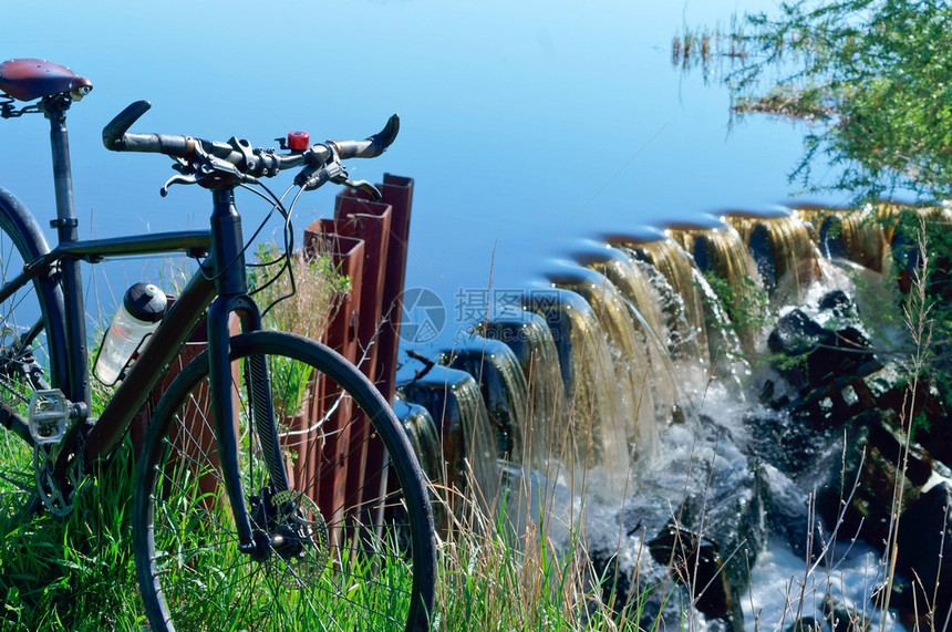 池塘水滴自行车旅加水器自车地方水工结构自行车旅地方水工结构加器骑自行车的人图片
