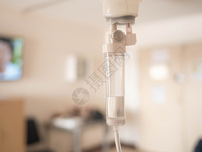 康复疾病药物在医院里用模糊的奢侈贵宾室背景为病人和输水泵提供盐碱溶液滴背景