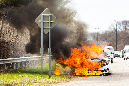 燃烧我的卡里路破碎的热警察白天在高速公路交通事故中燃烧汽车在高速公路交通事故中燃烧汽车背景