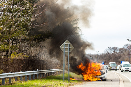火汽车爆炸白天在高速公路交通事故中燃烧汽车在高速公路交通事故中燃烧汽车风险街道背景
