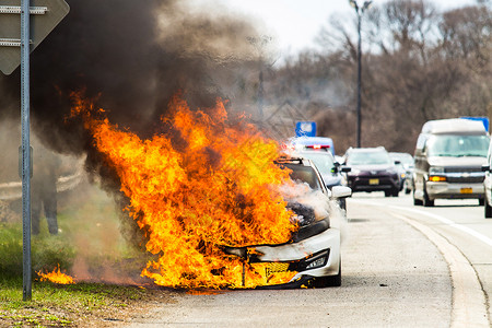 火焰车素材白天在高速公路交通事故中燃烧汽车在高速公路交通事故中燃烧汽车麻烦紧急情况风险背景