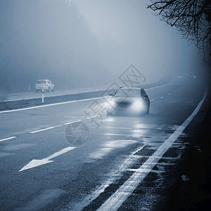 危险的沥青冬季天气恶劣公路轻型车辆上危险汽交通在雾中行驶风暴图片