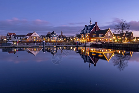外部的航行日落时从荷兰的Huizen港城市图片