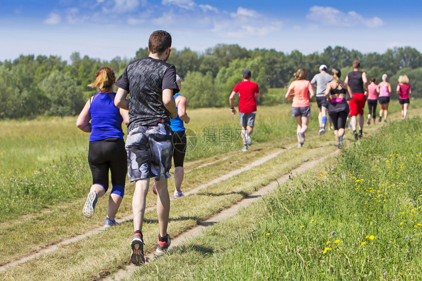 日出很多人在马拉松上自然界中奔跑夏天踪迹图片