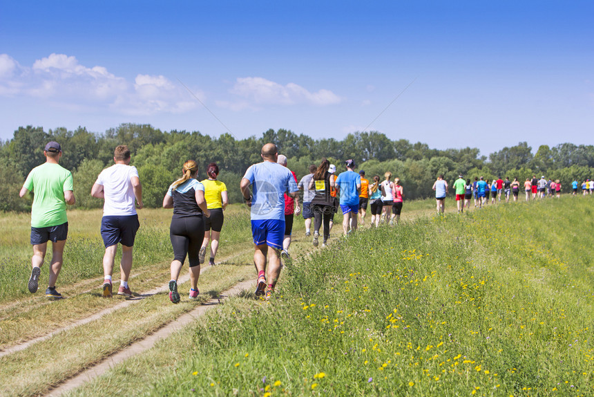 运动的很多人在马拉松上自然界中奔跑慢者训练图片