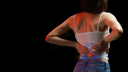 治疗低背痛女在苦中挡住她的后背医疗概念身体肌肉图片