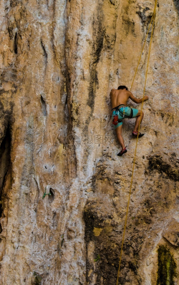 男人在泰国克拉比韦岛攀登山的男子高度安全图片