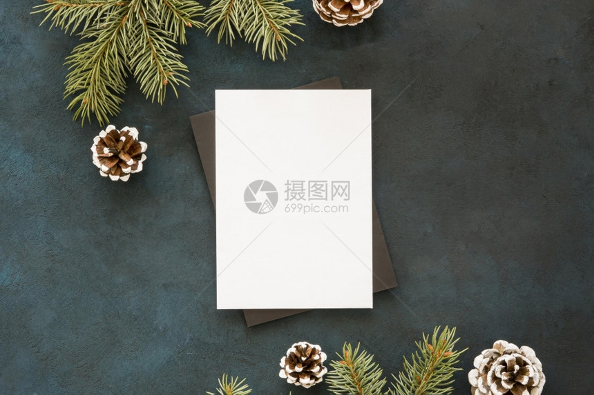金子被松树叶锥壳环绕的白纸圣诞节绿色图片