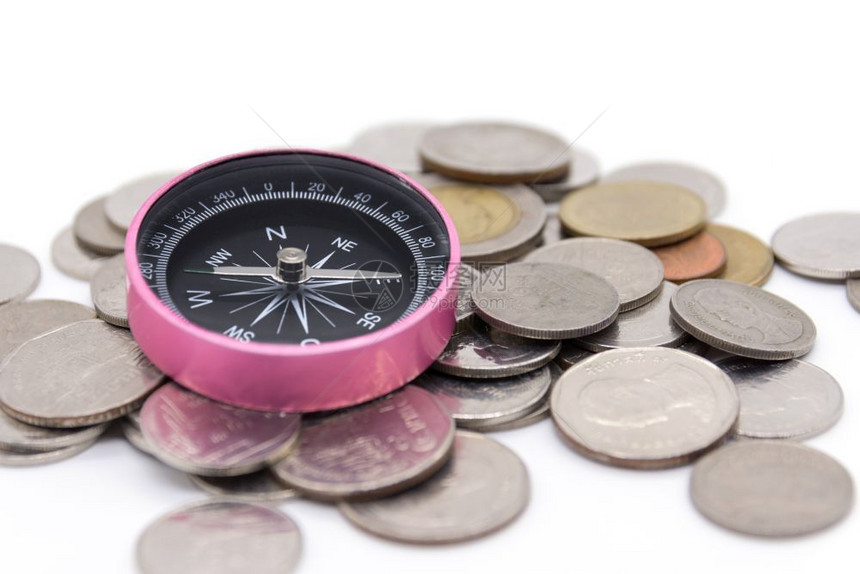 白背景上的罗盘和硬币速度金融时间图片