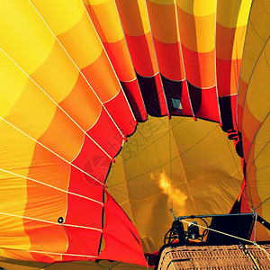 飞行员热空气球启动的准备工作日出节图片