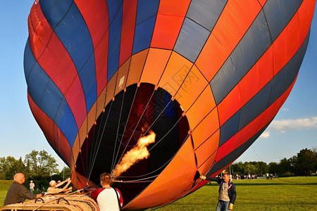 飞行员假期热空气球启动的准备工作布尔诺高清图片
