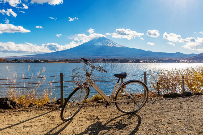 地标旅行日本川口子和fuji山的自行车日落图片