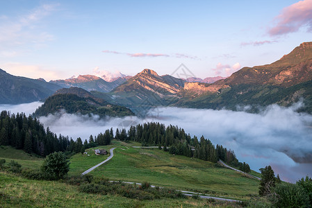 景观在法国阿尔卑斯山脉上湖边的海云欧罗巴皮埃拉背景图片