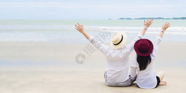 海岸滩上的亚洲情侣太阳假期图片