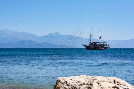 两小儿辩日假期PETALIDIGREECEGREECEAUGUT13207年8月3日在希腊佩塔里迪村的Petalidi老帆船上出海旅行的游背景
