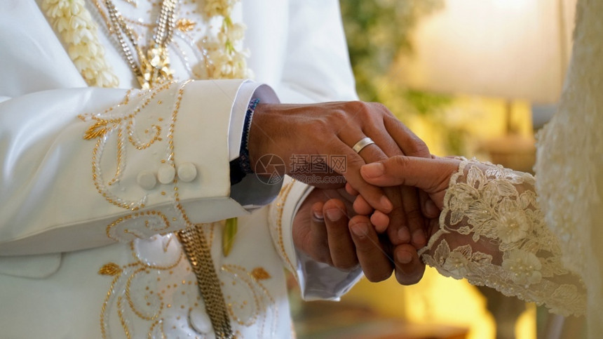 垂直的团结在印地安人的婚礼上亲吻新郎和娘的握手统一图片