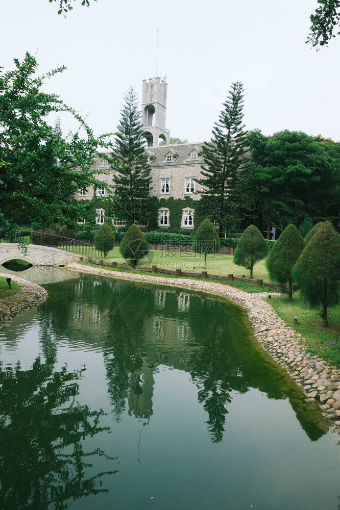 结构体建筑学英式语乡村风格建筑的美丽装饰包括绿色爬行器厂框架图片