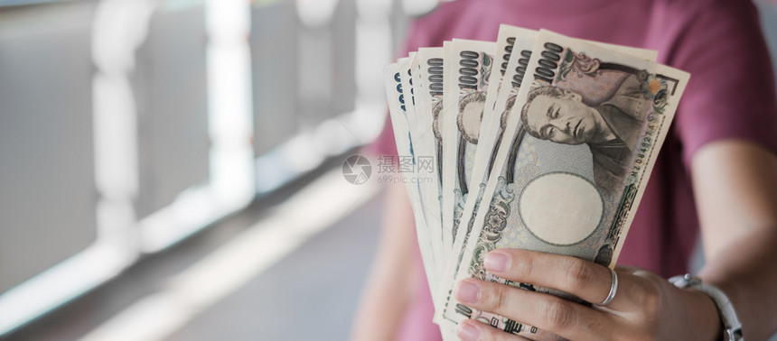 持有日币钞票货投资金融和支付概念的女商人手持日元纸币堆叠商业金融和付款概念女钱银行业图片
