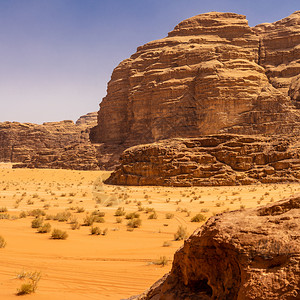 约旦瓦迪拉姆沙漠保护区中心地一座巨山的航拍照片干旱一种景观图片