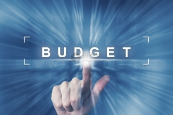 在带有缩放效果背景的预算按钮上点击鼠手赤字薪水项目图片